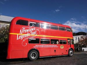 ２階建ての観光バス（ロンドン製）　；市内と隣町アロータウンの観光
